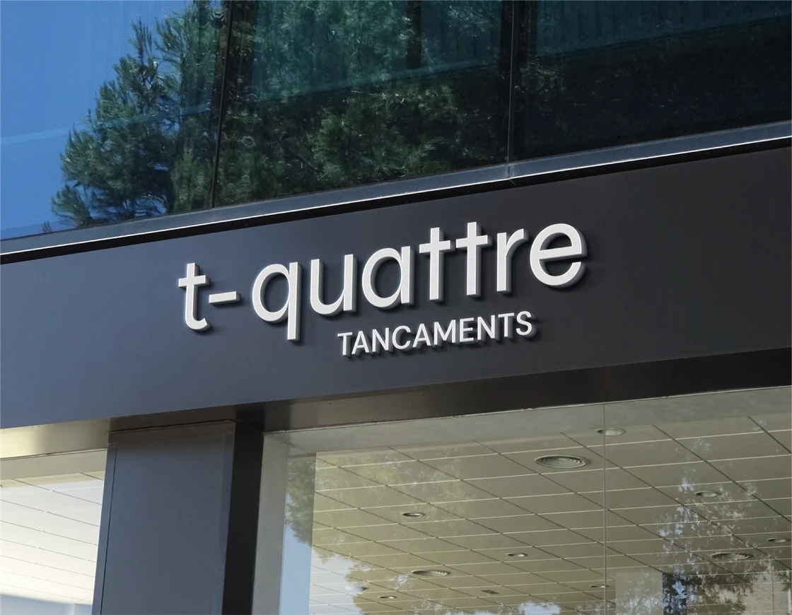 Retolació i vinilació de vehicles del rebrànding de T-Quattre, projecte de KARAi!