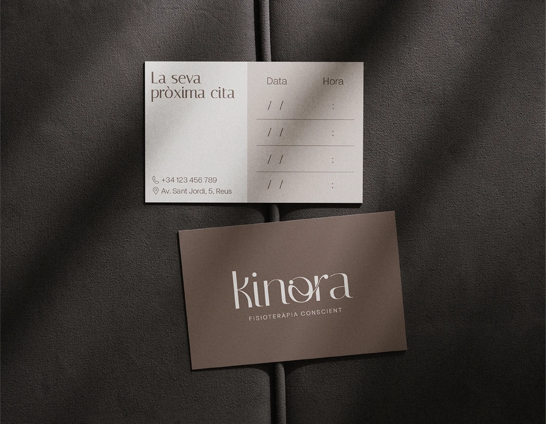 Targetes de visita i papereria corporativa del brànding de Kinora, projecte de naming de KARAi!